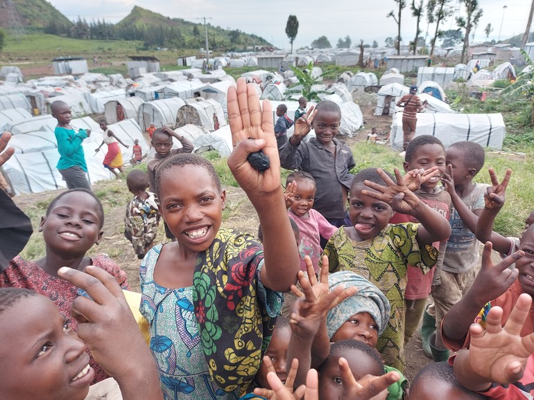  « Enfants dans le camp de déplacés de Kanyaruchinya, Goma » Photo : © Missio Suisse