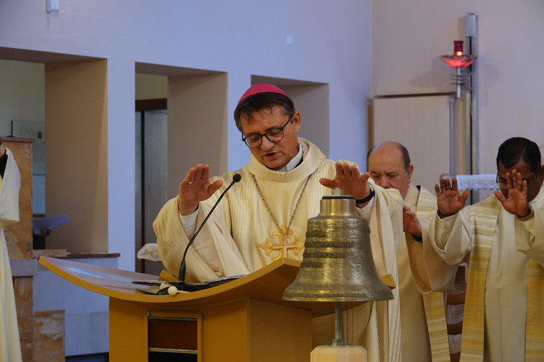 Mgr Félix Gmür en train de bénir la nouvelle cloche 