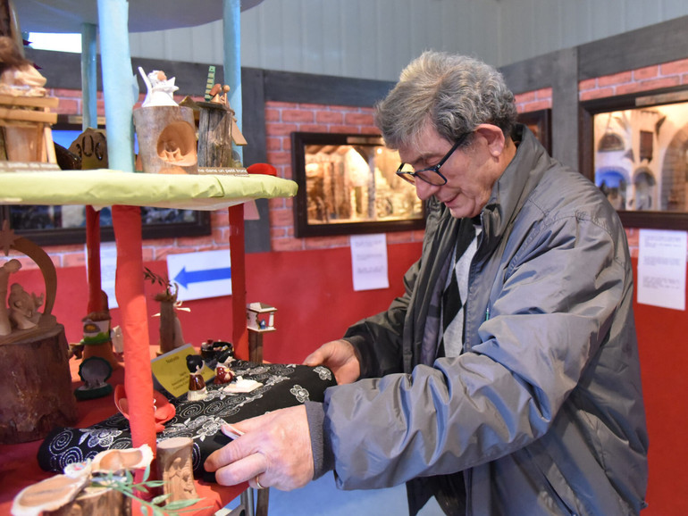 Pour Giovanni Resta, l’exposition de crèches est un travail à plein temps | © Raphaël Zbinden