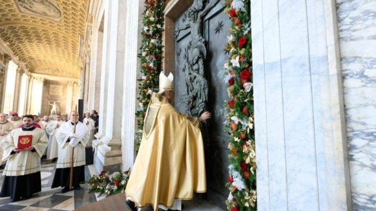 Le cardinal Baldassare Reina, vicaire du pape pour le diocèse de Rome, a ouvert la Porte sainte de la basilique majeure Saint-Jean-de-Latran | © Vatican Media