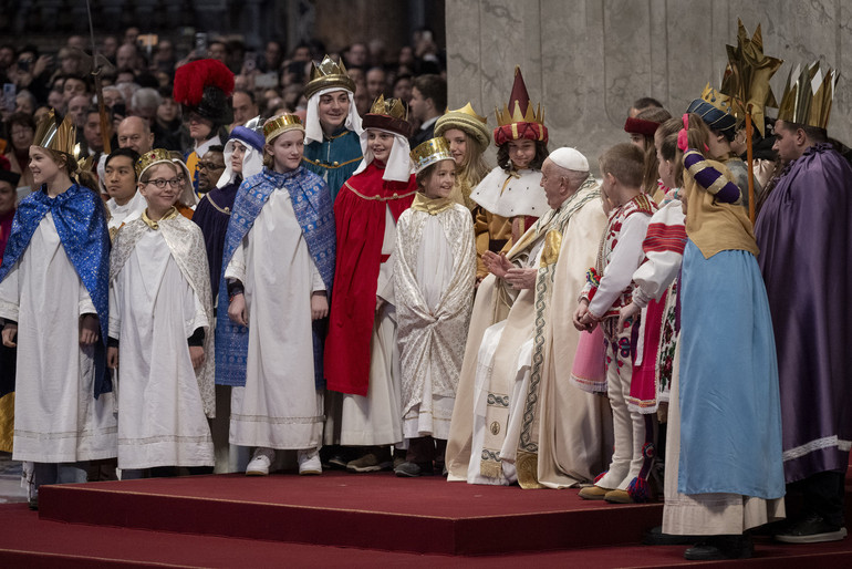 Chanteurs à l'étoile avec le pape François dans la basilique Saint-Pierre | © Antoine Mekary, Kindermissionswerk