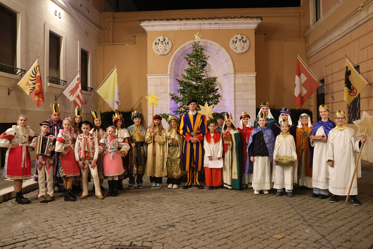 Chanteurs à l'étoile de six nations avec un garde suisse |©Missio Suisse, Kristina Kleiser