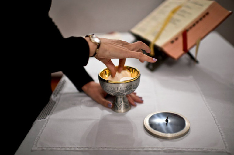 Dans les églises portugaises, les femmes aussi montent à l'autel