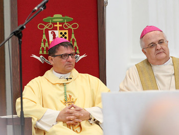 Mgr Felix Gmür sur le siège épiscopal avec, à droite, Mgr Denis Theurillat évêque auxiliaire