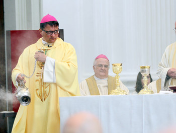 Mgr Felix Gmür fait le tour de l'autel avec l'encensoir