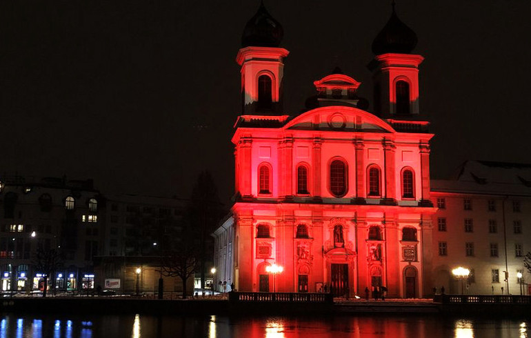 Le monde en rouge pour les chrétiens persécutés