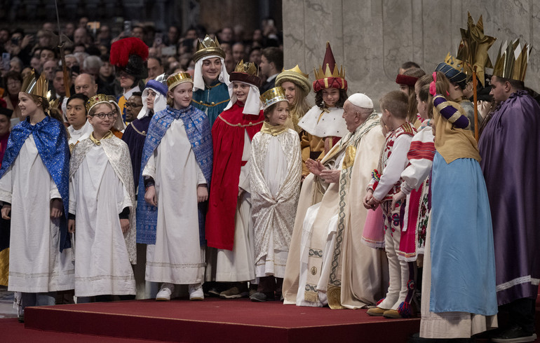 Le pape François invite les Chanteurs à l’étoile à une séance photo spontanée à la basilique Saint-Pierre